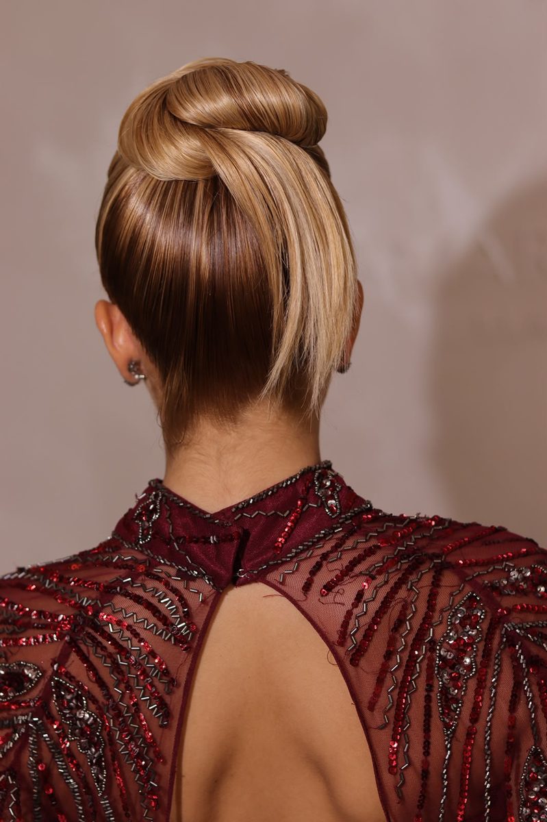 Penteado de coque alto trabalhado