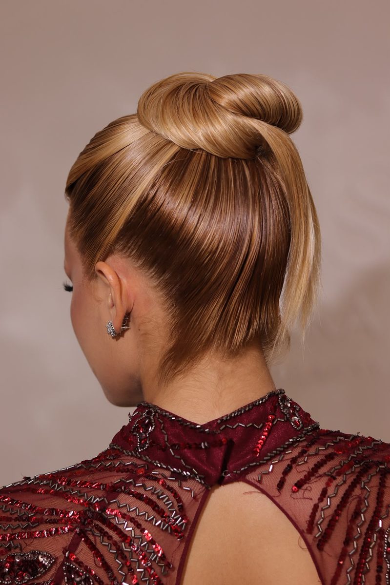 Penteado de coque alto visto de costas