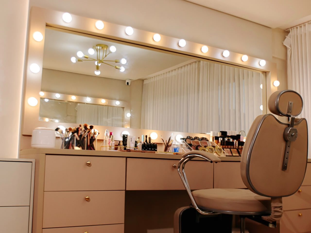 Bancada e espelho camarim do Samara Beauty Studio
